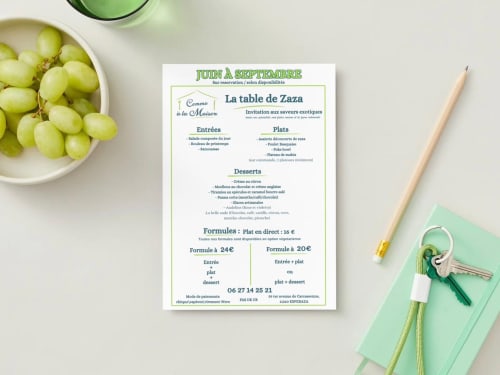Menu du restaurant Zaza avec tarifs à Comme à la maison B&B à Espéraza, France, accompagné de raisins et d'un bloc-notes