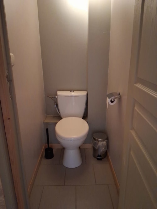 Petite salle de bain avec toilettes et bidet blancs aux Trois Voisins B&B à Bourseigne-Vieille, Belgique