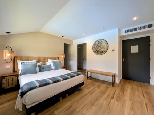 Chambre moderne à La Clairière aux Chênes à Treillières avec lit en bois, touches de bleu et vue sur le jardin