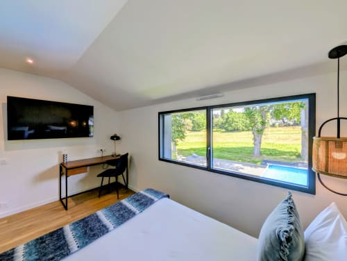 Chambre moderne à La Clairière aux Chênes avec vue jardin, bureau, TV et accès piscine à Treillières