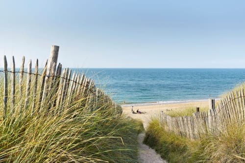Chemin de plage avec oyats et clôture en bois, vue sur l'océan près de Pleyber-Christ, France