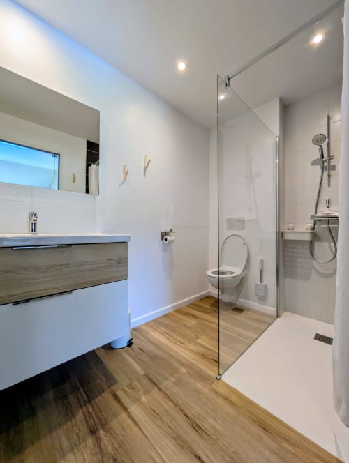 Salle de bain moderne de la chambre L'Orée à La Clairière aux Chênes, Treillières, avec douche à l'italienne et vasque