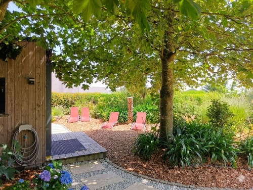 Espace ombragé avec transats roses et hortensias fleuris à l'Espace Ker Gana B&B à Plourin, France
