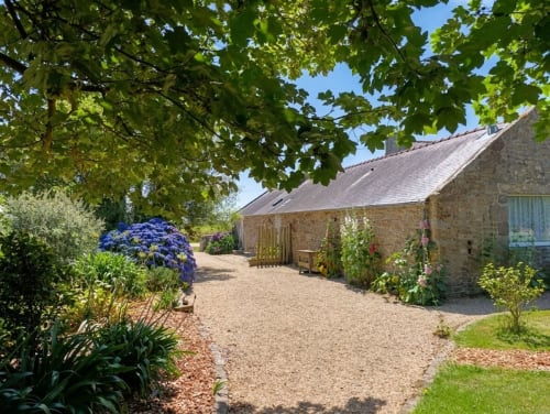 Charmant cottage en pierre à l'Espace Ker Gana à Plourin, France, avec hortensias violets et cour ombragée