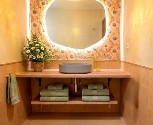 Baño moderno en Marbella Views, Ojén con papel tapiz con tema de girasoles, espejo redondo y amenidades.