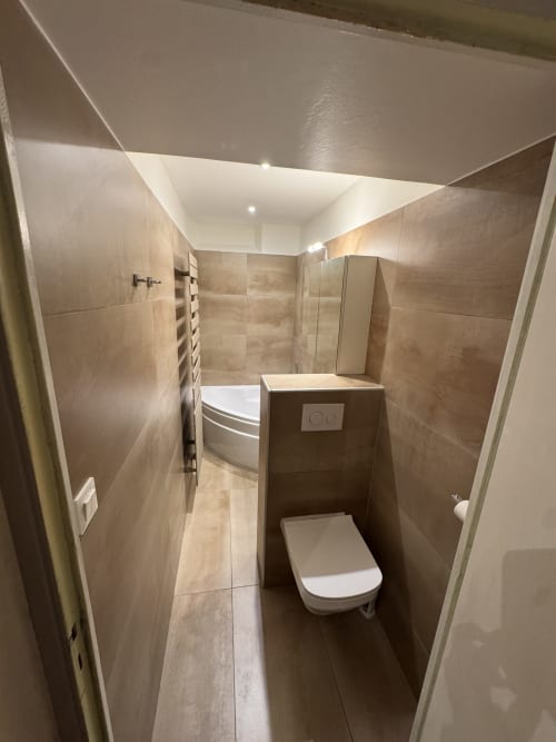Modern bathroom in Loft Prestige at Le 1 Péraudel, Castres, with beige tiles, toilet, and walk-in shower