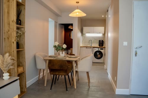 Modern Japandi suite dining area at Le 1 Péraudel in Castres with kitchen, wooden shelving and pendant lighting