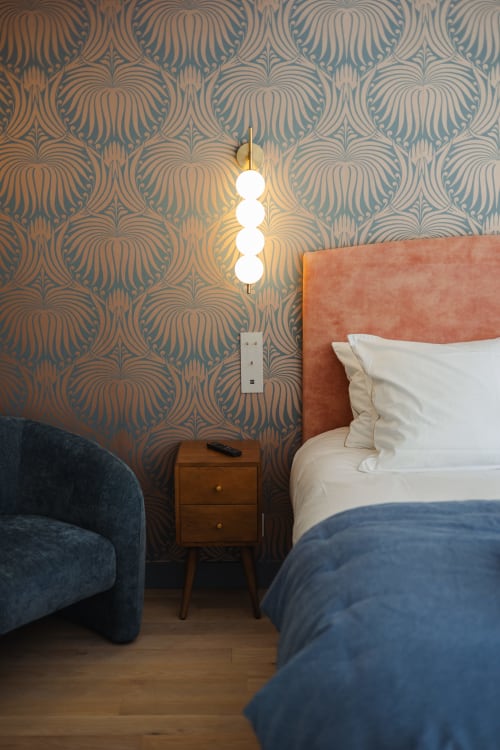 Chambre L'Ode à Pierre à Dax avec papier peint à motifs, tête de lit corail et luminaires suspendus modernes