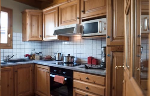 Cuisine équipée du Chalet du Vallon 19, Les étoiles de la plagne, La Plagne avec meubles en bois et appareils modernes