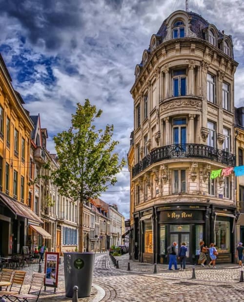 Elegant coin de rue parisien avec immeuble belle époque orné et café près du Paradis Des Logis, Pierrefitte sur Seine