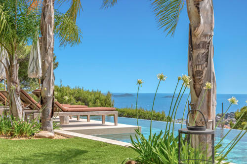 Luxury seaside terrace at Jc Conciergerie with infinity pool, palm trees, and Mediterranean Sea views in Bandol- villa Luna