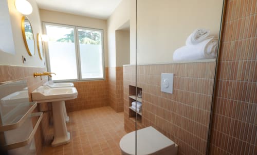 Salle de bain moderne à la L'Ode à Pierre B&B à Dax avec carrelage en terre cuite, double vasque et douche vitrée