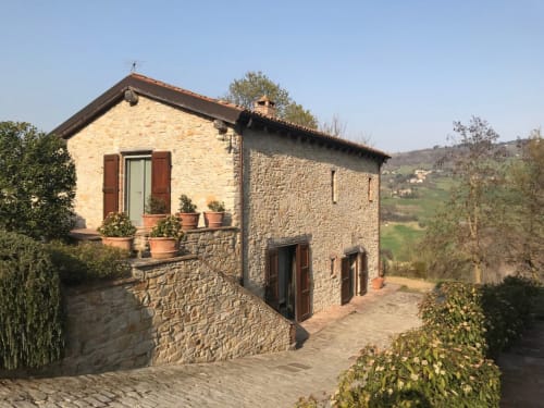 Rustica casa in pietra a Lodole Country House a Monzuno, Italia, con vasi in terracotta e vista sul giardino