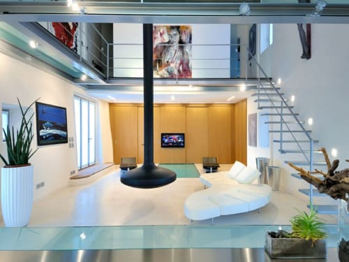 Cottage in stile loft moderno a Lodole Country House a Monzuno con scala a spirale, sedute bianche e vista sul giardino