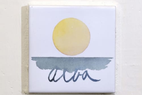 Cartello della stanza Sunrise presso la Lodole Country House con sole giallo e design a pennellata blu, Monzuno, Italia