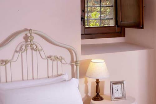 Camera Sunrise Superior presso Lodole Country House con letto ornato, lampada da tavolo e finestra con vista su Monzuno