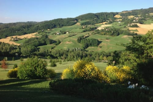 Colline verdi ondulate e paesaggio agricolo a Monzuno, Italia, vista dalla country house Lodole