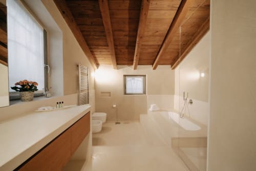 Bagno lussuoso di Lodole Country House con travi in legno, doppio lavabo e doccia spa a Monzuno