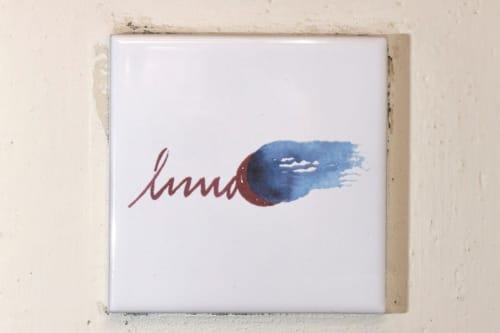 Insegna della camera Luna presso la Lodole Country House a Monzuno con design artistico di luna e nuvole