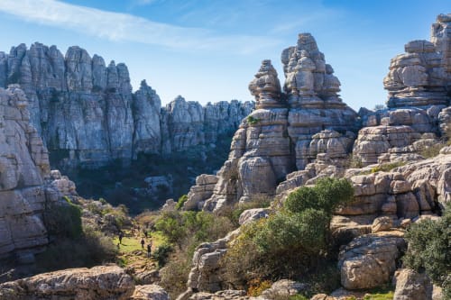 Paisagem rochosa dramática com caminhantes no vale perto do Hotel Balcón De Los Montés em Colmenar, Espanha
