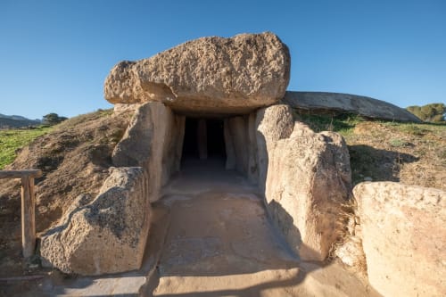 Estrutura de dólmen antigo com massive capstone de pedra no Hotel Balcón De Los Montés em Colmenar, Espanha