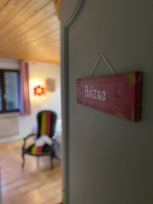 Plaque de la chambre Balzac à la Jument Verte, gîte à Trévignin, France