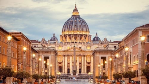 La Basilica di San Pietro illuminata al tramonto a Roma, vicino al bed and breakfast Aniene Home Roma