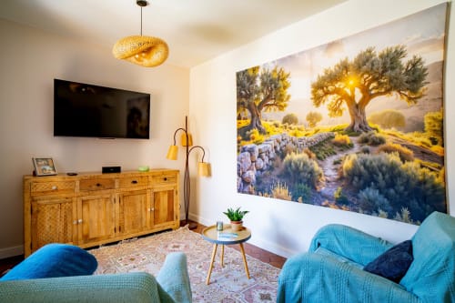 Suite luxueuse au Mas de la Clé d'Or avec sièges bleus, œuvres d'art oliviers, mobilier bois et vue jardin à Puget sur