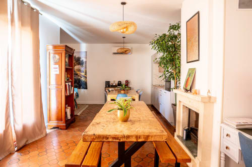 Salle à manger lumineuse avec table en bois au Mas De La Clé D'Or, cuisine, plantes et vue sur le jardin