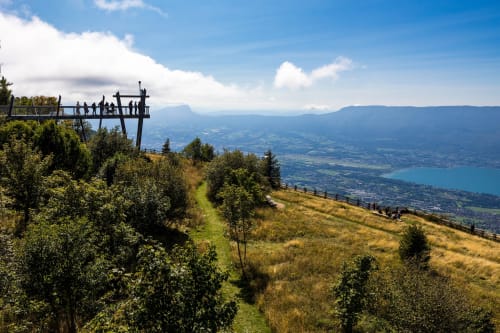 Plateforme panoramique surplombant la vallée du lac du Bourget à La Jument Verte, Trévignin, France