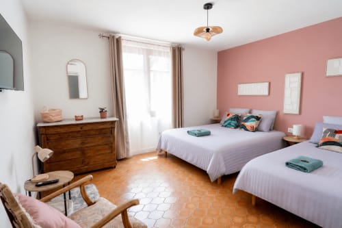 Suite spacieuse 5 personnes au Mas De La Clé D'Or avec lits jumeaux, mur accent rose, mobilier bois et moderne