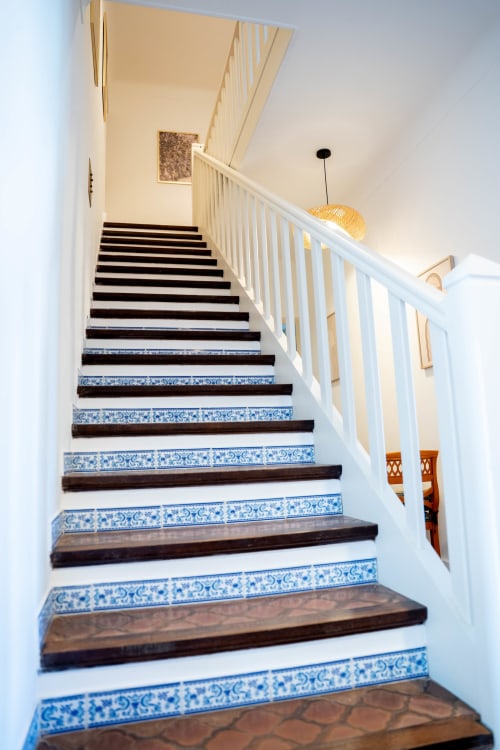 Élégant escalier aux carreaux bleus motifs et marches en bois sombre au Le Mas De La Clé D'Or, luxueux B&B à Puget sur Argens,