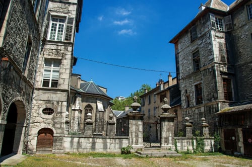 Cour historique en pierre de La Jument Verte, gîte à Trévignin, avec chapelle et architecture traditionnelle