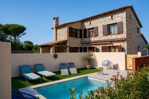 Villa en pierre luxueuse Le Mas De La Clé D'Or avec piscine, transats et jardin soigné à Puget sur Argens
