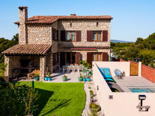 Villa de luxe Le Mas De La Clé D'Or avec terrasse, piscine et jardins soignés à Puget sur Argens