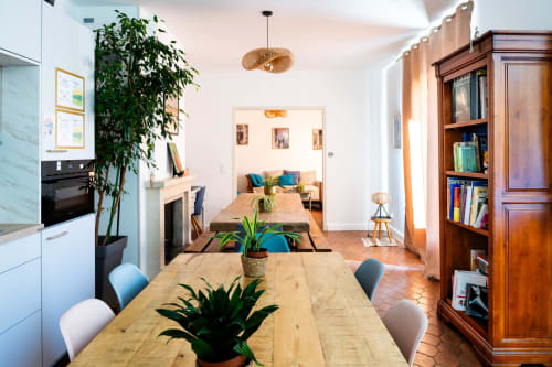 Cuisine et coin repas modernes au Mas De La Clé D'Or à Puget sur Argens : table en bois, plantes et vue sur la chambre