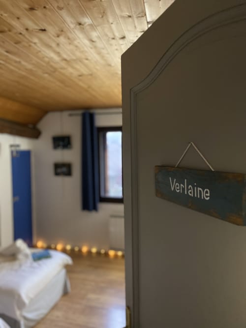 Entrée de la chambre Verlaine à La Jument Verte, gîte du sud de la France, avec enseigne en bois rustique