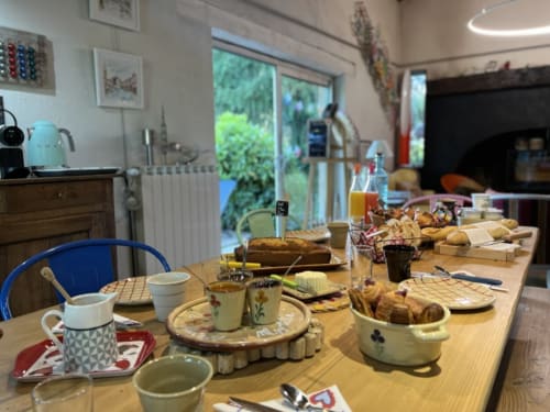 Petit déjeuner à La Jument Verte en Provence : viennoiseries, pain frais et service de café.