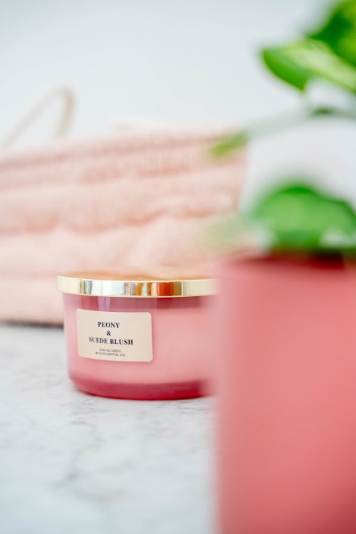 Bougie parfumée de luxe 'Pivoine & Suède Blush' à la boutique-hôtel Le Mas De La Clé D'Or, Puget sur Argens