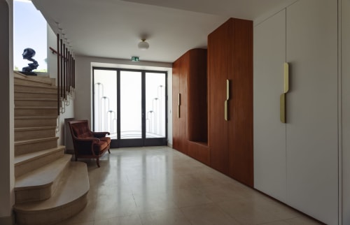 Hall moderne de l'hôtel boutique L'Ode à Pierre à Dax avec mur en bois et mobilier contemporain