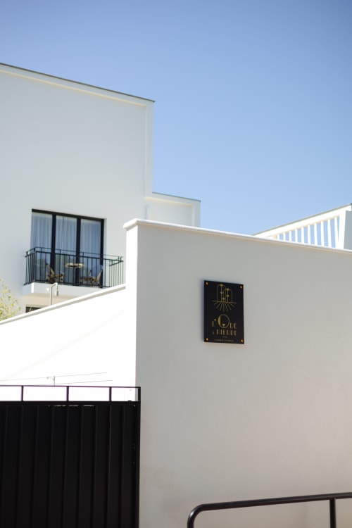 Facade moderne de la boutique hôtel L'Ode à Pierre à Dax, France, avec sa façade blanche épurée et sa signalétique dorée