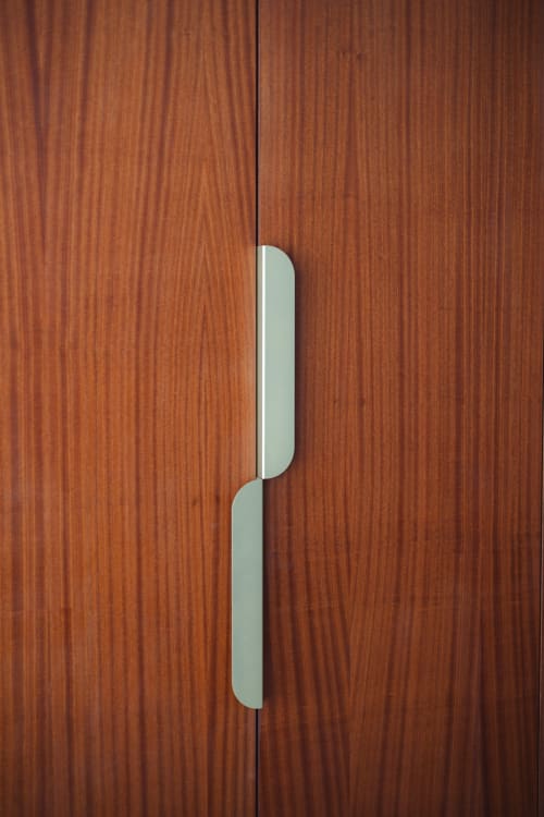 Détail minimaliste de porte en bois à la boutique hôtel L'Ode à Pierre, Dax, France