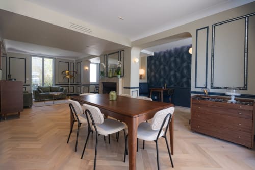 Suite de luxe L'Ode à Pierre à Dax avec salle à manger, cheminée et décoration moderne
