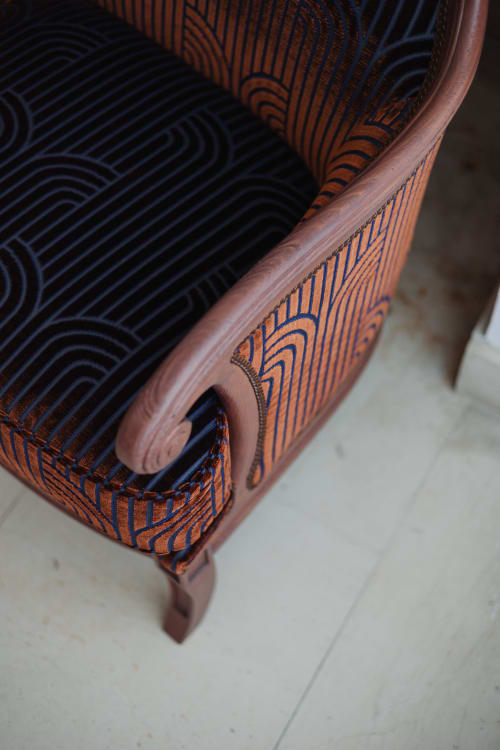 Chaise en bois élégante aux motifs géométriques orange et bleu à l'hôtel-boutique L'Ode à Pierre à Dax, France