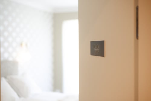 Panneau élégant de chambre à l'hôtel-boutique L'Ode à Pierre à Dax, France avec décoration minimaliste