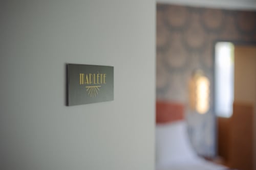 Enseigne Madlère sur le mur de l'hôtel boutique L'Ode à Pierre à Dax, France