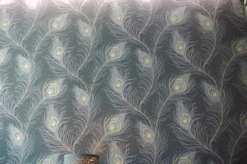 Papier peint motif plume de paon à l'hôtel boutique L'Ode à Pierre à Dax, France