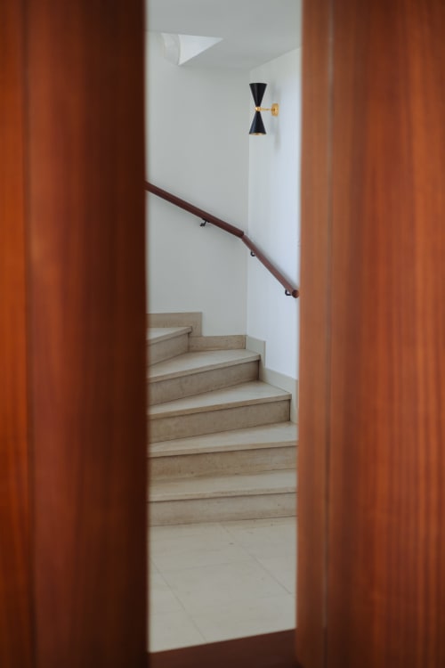 Escalier contemporain avec rampe en bois à l'hôtel-boutique L'Ode à Pierre à Dax, France
