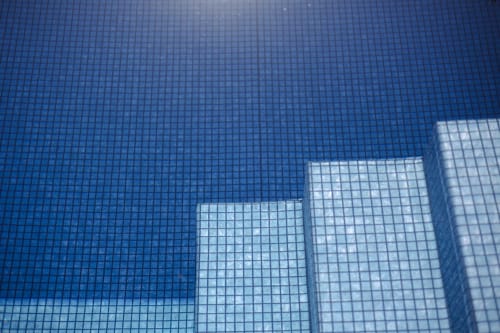 Piscine aux carrelages bleus modernes de la boutique-hôtel L'Ode à Pierre à Dax, France