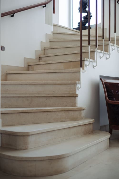 Escalier en pierre moderne avec rampe en bois foncé à l'hôtel-boutique L'Ode à Pierre à Dax, France